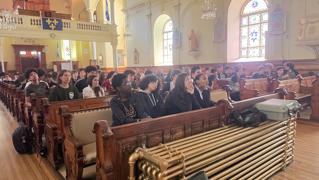Une centaine d'élèves de l'école Sophie-Barat, attentifs durant la conférence d'Alexandre Lapointe sur l'histoire du Fort-Lorette. Photo : Valérie Eme/Fondation Sophie-Barat